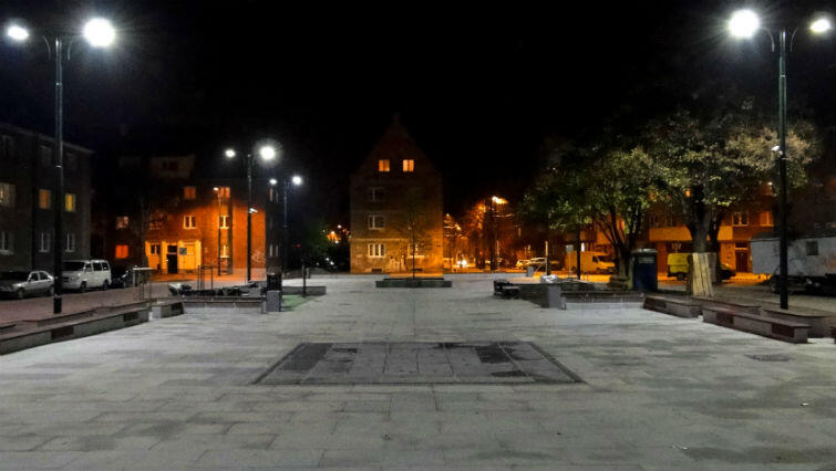 Odnowiony Plac Gustkowicza nocą 