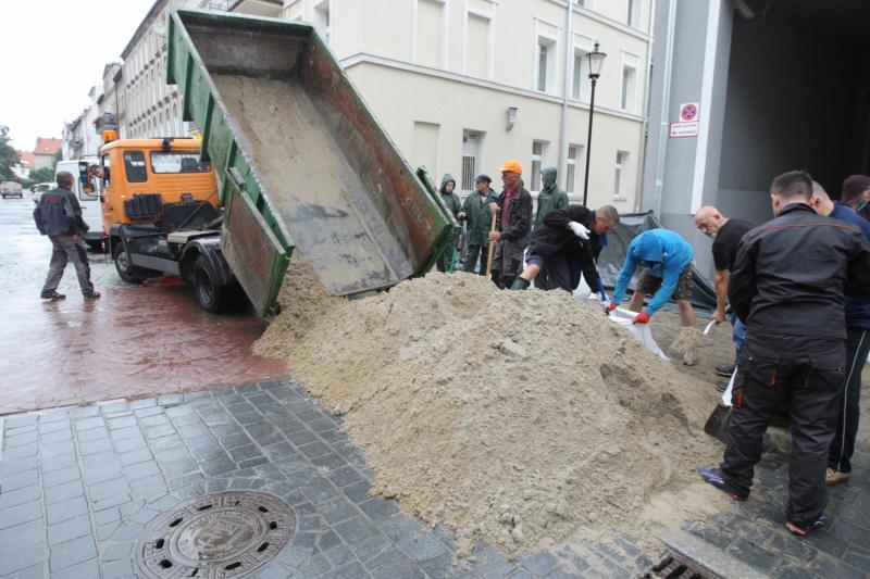 Do ochrony przed zalaniem miasta wykorzystano 145 ton piasku