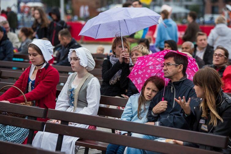 Jak widać w Gdańsku radzą sobie z deszczem: można mieć parasol albo tradycyjny strój z gustownym czepkiem