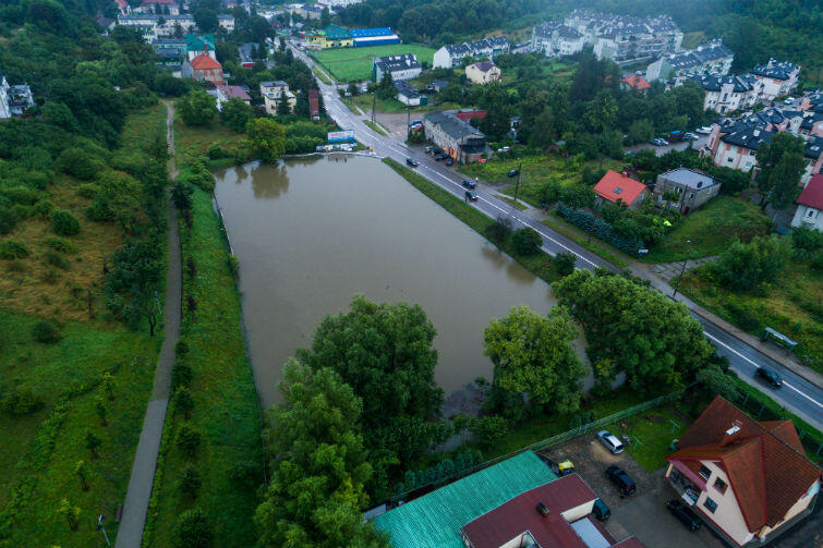 Zbiornik Zabornia przy ul. Cechowej po ulewie w dniach 26-28 lipca. Woda zebrała się po brzegi, dzięki tamom z worów nie wylała się na ulice