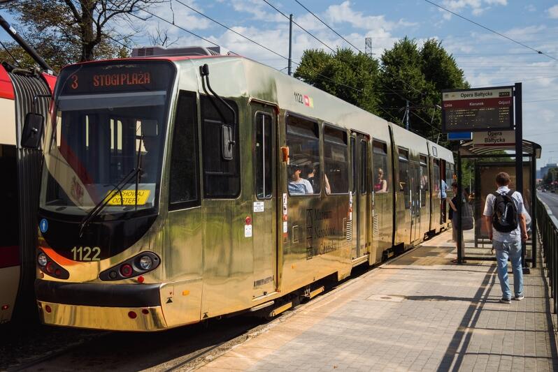 Złoty tramwaj pod Operą Bałtycką