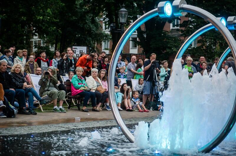 Letnie Koncerty Carillonowe z widownią przy fontannie Heweliusza cieszą się dużą popularnością wśród mieszkańców i turystów