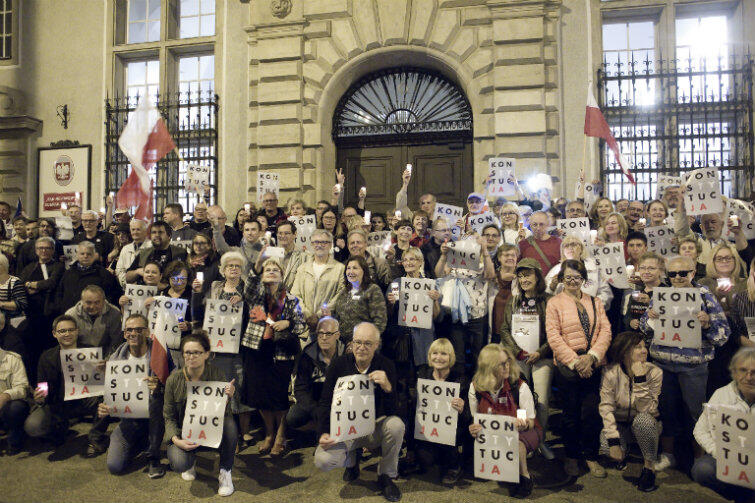 Protestujcy zapowiadają, że co niedzielę będą przychodzić pod gmach Sądu Okręgowego w Gdańsku - dopóty, dopóki PiS-owski rząd nie przestanie łamać Konstytucji i zasad praworządności
