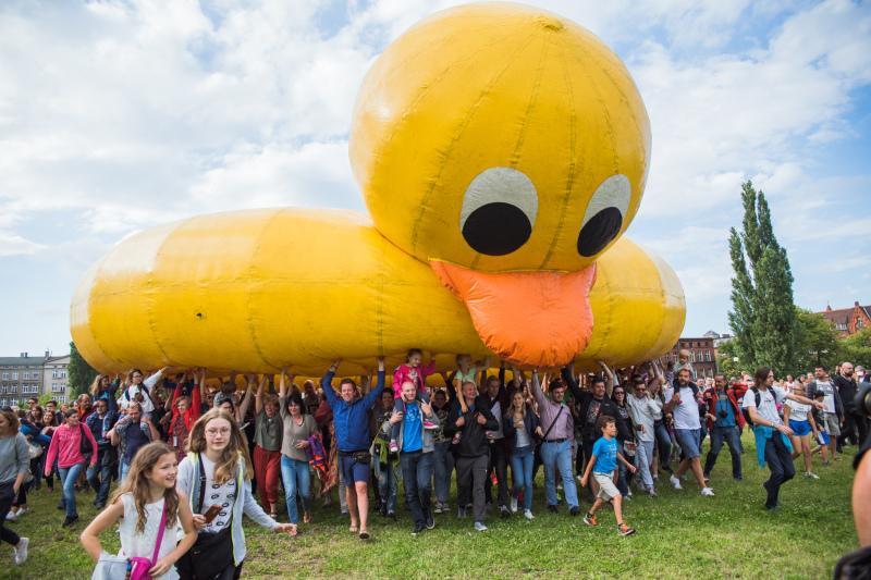 Pato Gigante - ogromna dmuchana kaczka, którą uczestnicy tegorocznej FETY zwodowali na Motławie, to pomysł szalonego Włocha Leo Bassiego - klauna z dziada pradziada
