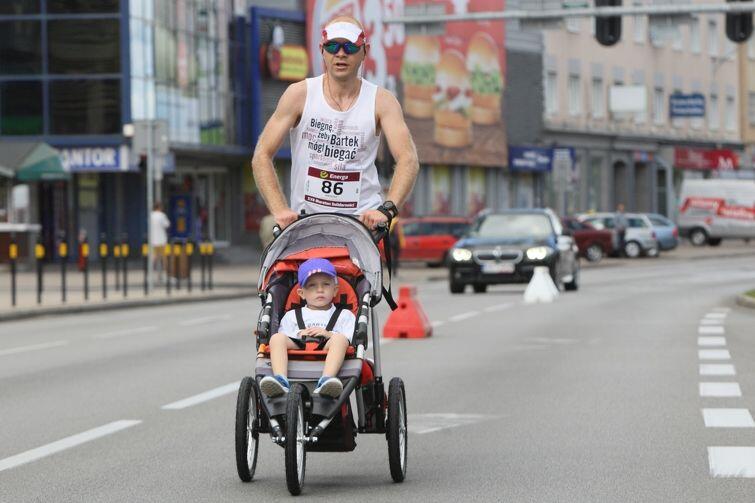 Maraton może być wyzwaniem rodzinnym. Ojciec biegnie, syn jedzie