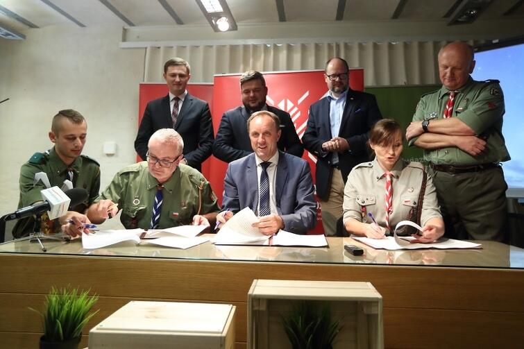 Chwila podpisania umowy w Centrum Hewelianum między Urzędem Marszałkowskim Województwa Pomorskiego a Główną Kwaterą ZHP i Chorągwią Gdańską ZHP