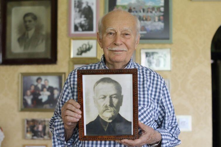 Prof. Stefan Angielski z portretem swojego dziadka, którego pochował w 1943 roku w Kazachstanie