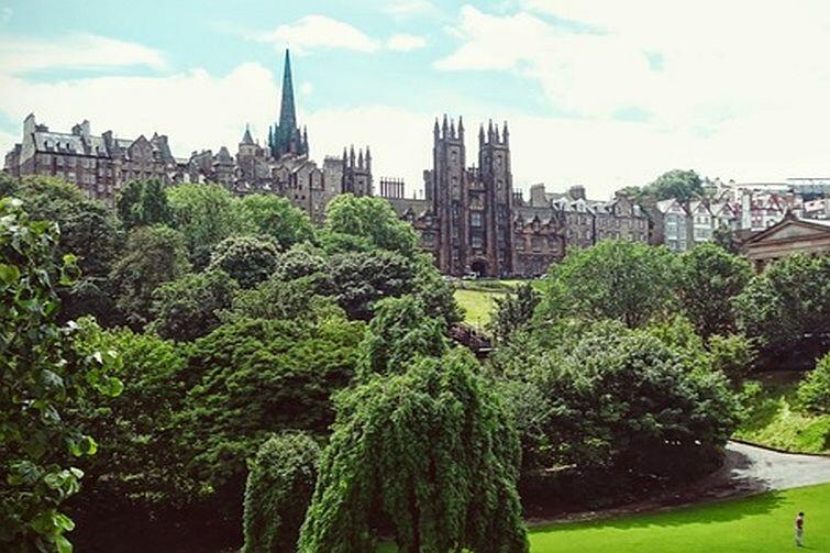 New College (University of Edinburgh) oraz Princes Street Gardens 