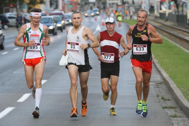 Aleja Grunwaldzka, 15 sierpnia 2015 roku: maratończycy biegną jedną częścią drogi, samochody jadą drugą. Podobnie będzie w tym roku