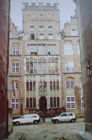 Po wojnie przy ulicy Chlebnickiej 14 wzniesiono kamieniczkę z dokładnie zrekonstruowaną fasadą sprzed 1824 roku