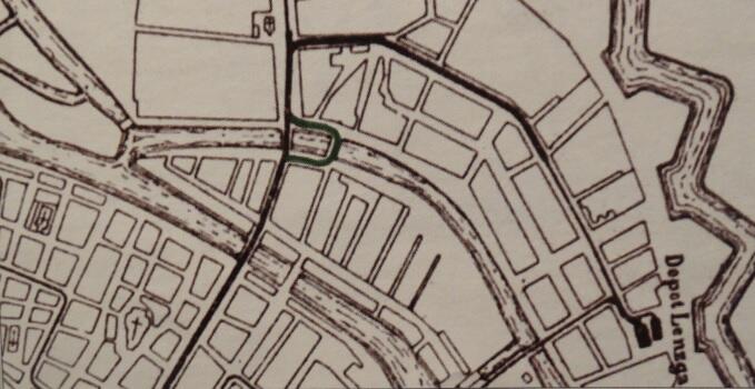 Fragment planu miasta z 1896 roku z liniami nowego tramwaju elektrycznego; kolorem zaznaczyliśmy odcinek toru poprowadzonego przez Most Matników