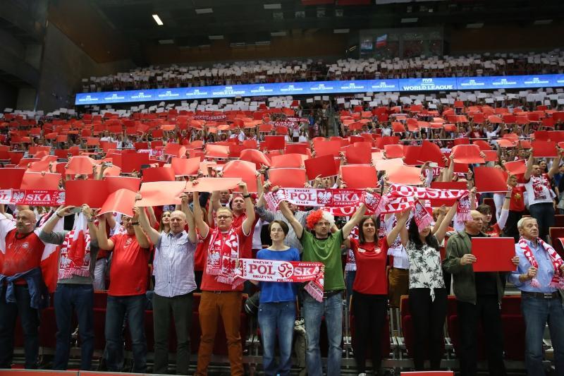 Polscy kibice siatkówki potrafią docenić widowisko sportowe i dobrze się przy tym bawią 