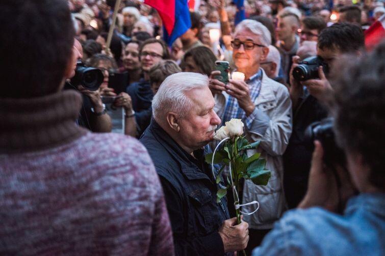 24 lipca 2017: Lech Wałęsa dostał kwiaty od swoich sympatyków pod sądem okręgowym w Gdańsku