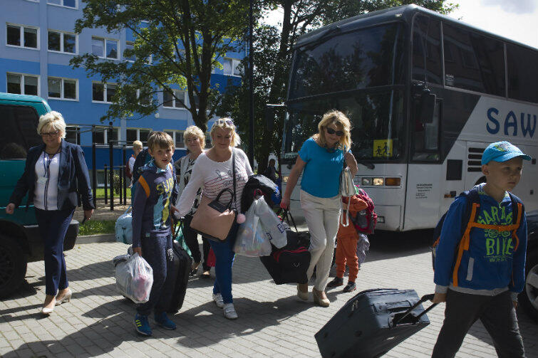 Pierwsza grupa dzieci z Chojnic przyjechała do Gdańska pod opieką mam i babć. Drugą, dużo liczniejszą grupą z Kaszub (157 dzieci) zajmą się w Gdańsku nie tylko gdańszczanki i gdańszczanie, ale też nauczycielki z Gorzyc k. Sandomierza