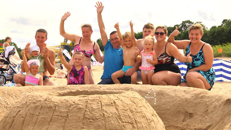 Konkurs na plaży przyciągnął miłośników lepienia rzeźb z piasku