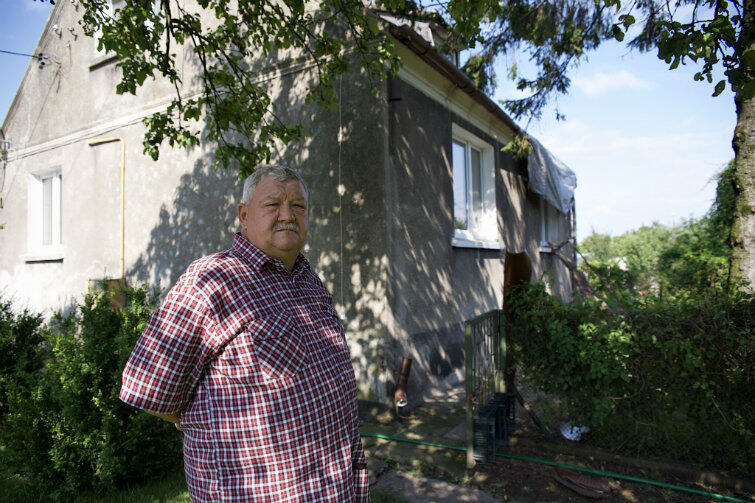 Wiesław Kudła pokazuje świerk, z którego energia uderzenia pioruna przeniosła się na dom przy Niepołomickiej 1