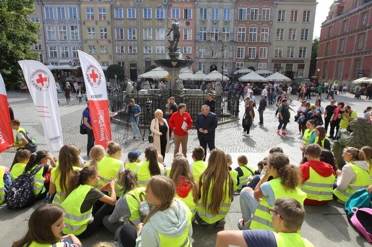 W poniedziałek, 28 sierpnia, przy fontannie Neptuna z dziećmi spotkał się Piotr Kowalczuk, zastępca prezydenta Gdańska