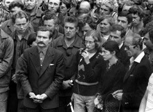 Strajk w Stoczni Gdańskiej; modlitwę prowadzi Magda Modzelewska, towarzyszy jej Bożena Rybicka i Lech Wałęsa