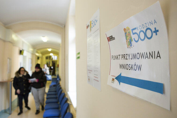 Do Gdańskiego Centrum Świadczeń wpłynęło już 17, 5 tysiąca wniosków o świadczenie 500 plus.
