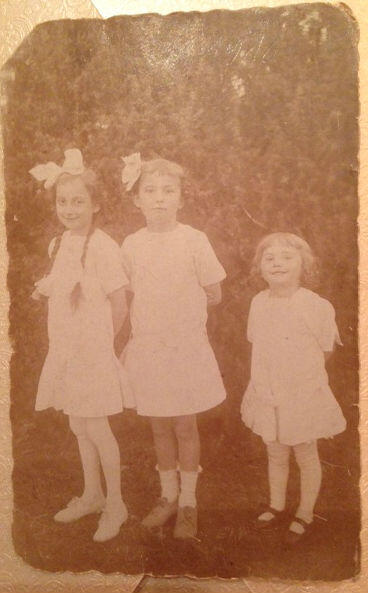 Trzy dziewczynki - zdjęcie pochodzi z 1916 r. Najmłodsza z sióstr Izabella (z prawej) była pogodnym dzieckiem  z silnym charakterkiem