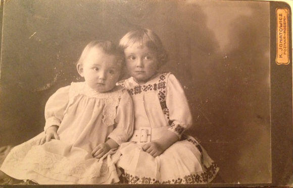 Iza (po prawej) w wieku około 4-5 lat 