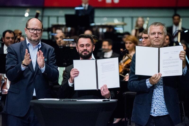 Sygnatariusze umowy: Piotr Stasiowski, Helge Lunde oraz prezydent Gdańska Paweł Adamowicz