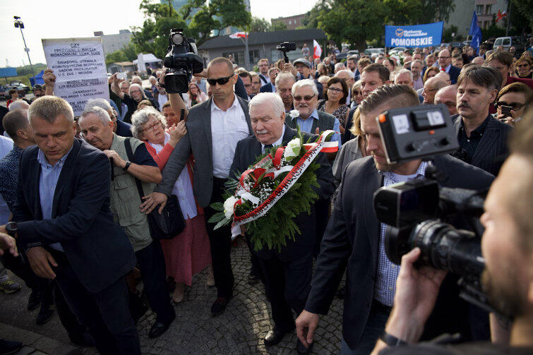 Czwartek, 31 sierpnia 2017 r., godz. 8.45. Lech Wałęsa podchodzi z kwiatami do Bramy nr 2 Stoczni Gdańskiej, ze szczytu której w sierpniu 1980 r. wielokrotnie przemawiał do zebranych gdańszczan jako lider strajku