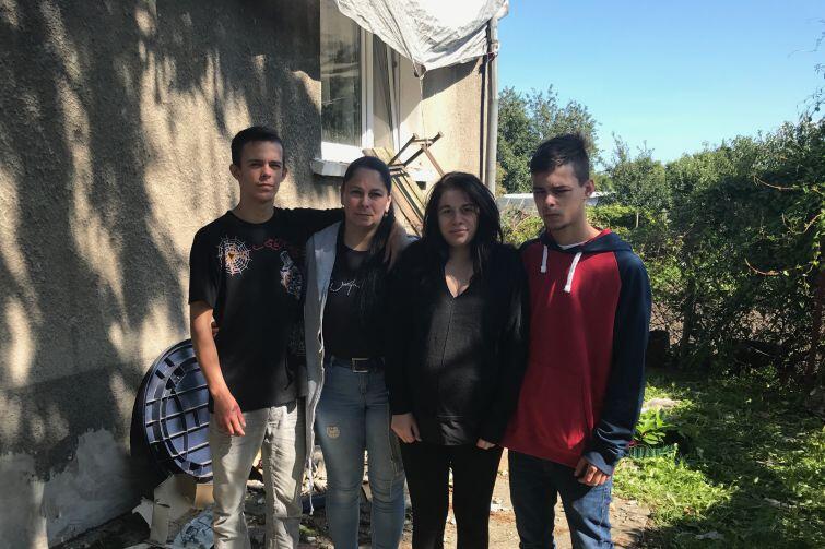 Pani Urszula (druga z lewej) w niedzielę 27 sierpnia 2017 r. straciła z rodziną dach nad głową i potrzebuje naszej pomocy