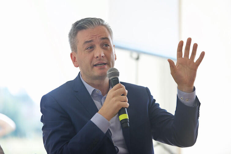 Robert Biedroń w czasie debaty w namiocie KOD w Gdańsku 