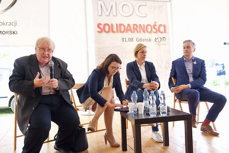 Debata o demokracji. Od lewej Aleksander Hall, Kamila Gasiuk-Pihowicz (.Nowoczesna), Magdalena Filiks (KOD) i Robert Biedroń, prezydent Słupska