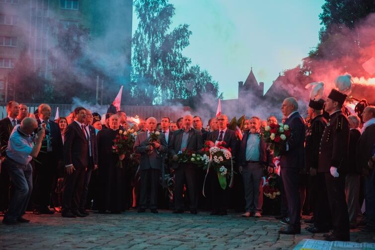 Na placu Solidarności związkowcy, państwowe delegacje i abp Głódź świętowali w dymie i przy czerwonym świetle kibolskich rac