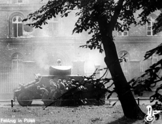 Kadr z niemieckiego dokumentalnego filmu 'Feldzug in Polen', przedstawiający szturm gmachu Poczty Polskiej w Gdańsku pod osłoną samochodu pancernego Steyr ADGZ