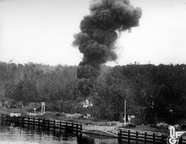 Kadr z niemieckiego dokumentalnego filmu 'Feldzug in Polen', przedstawiający pożar na przedpolu placówki 'Prom' na terenie Wojskowej Składnicy Tranzytowej na Westerplatte