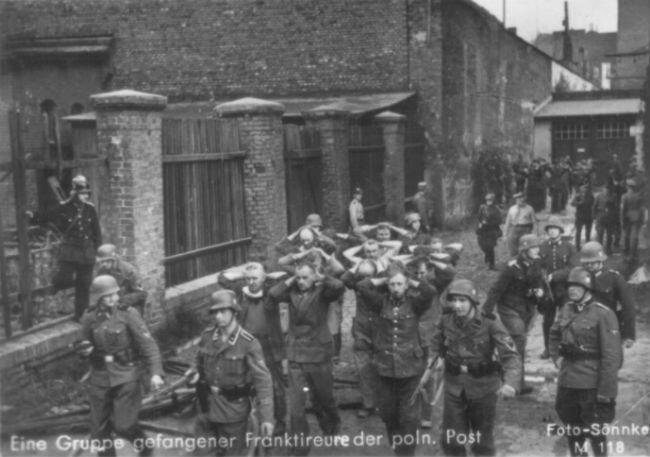 1 września 1939. Niemieccy żołnierze prowadzą wziętych do niewoli obrońców Poczty Polskiej 