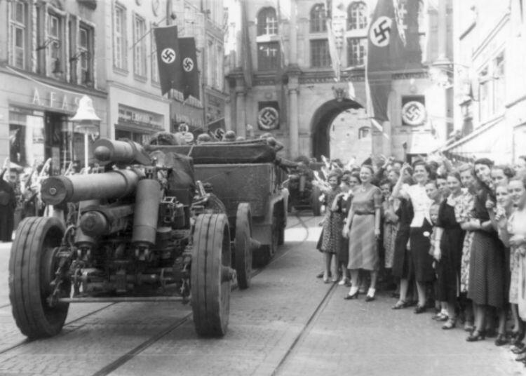 3 września 1939. Niemiecka ludność Gdańska wita wojska niemieckie na Długim Targu. Widoczna armata sFH 18 kal 150 mm