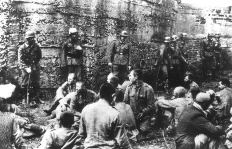 Polscy jeńcy wojenni z Wojskowej Składnicy Tranzytowej na Westerplatte przy tzw. Mewim Szańcu w Gdańsku pilnowani przez niemieckich żołnierzy