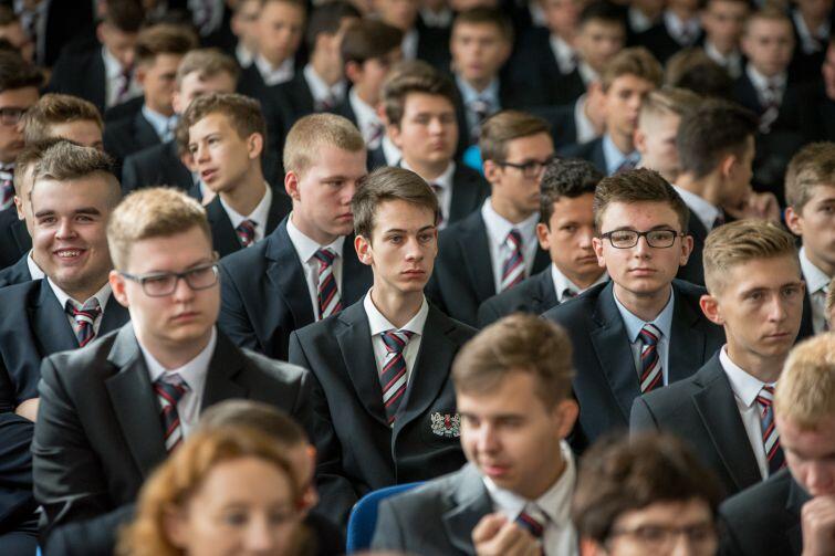 Ponad tysiąc uczniów rozpoczęło rok szkolny 2017/2018 w Zespole Szkół Łączności w Gdańsku - jednej z najlepszych tego typu placówek na Pomorzu