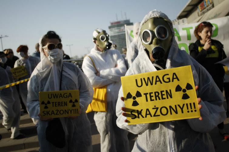 Polacy dobrze pamiętają o katastrofie w Czarnobylu, co jest jednym z powodów nieufności wobec energetyki jądrowej. Informacje o rzekomej awarii w Belgii i wydawaniu tabletek z jodem przez niektóre niemieckie samorządy podsyca lęk również w Polsce. Na zdjęciu - gdański protest przeciwko budowie elektrowni jądrowej w kwietniu 2011 roku