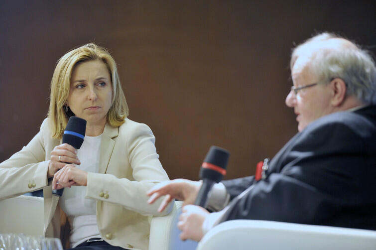 Dominika Wielowieyska w ECS w czasie dyskusji z Aleksandrem Hallem