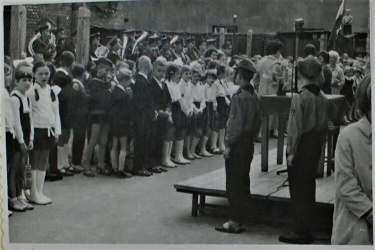 2 września 1962 r. zdjęcie z uroczystości nadania imienia Obrońców Westerplatte Szkole Podstawowej nr 45 w Gdańsku