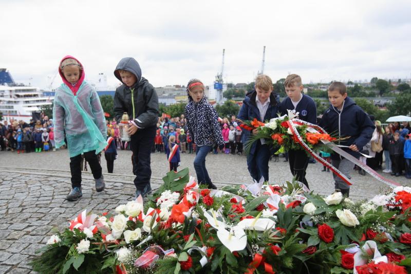 7 września 2017 r., w 55.rocznicę nadania Szkole Podstawowej nr 45 w Gdańsku imienia Bohaterów Westerplatte, uczniowie złożyli kwiaty pod Pomnikiem Obrońców Wybrzeża