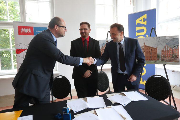 W uroczystym podpisaniu umowy uczestniczyli: prezydent Gdańska Paweł Adamowicz, Tomasz Olej dyrektor firmy Polaqua i Ryszard Gajewski prezes spółki Gdańskie Wody
