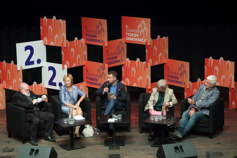 Debata w ECS: od lewej siedzą Jerzy Bralczyk, Lena Kolarska-Bobińska, Jarosław Kuźniar, Mirosława Marody i Wojciech Eichelberger