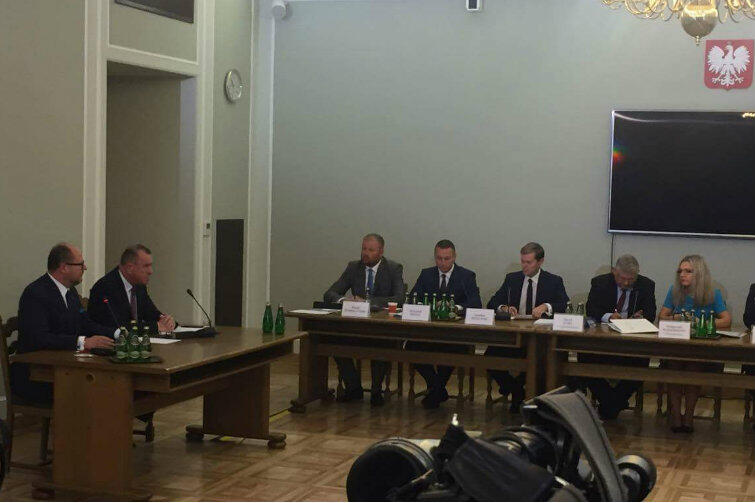 Przed sejmową komisja ds. Amber Gold. Po lewej - prezydent Adamowicz (obok siedzi gdański adwokat Jerzy Glanc)