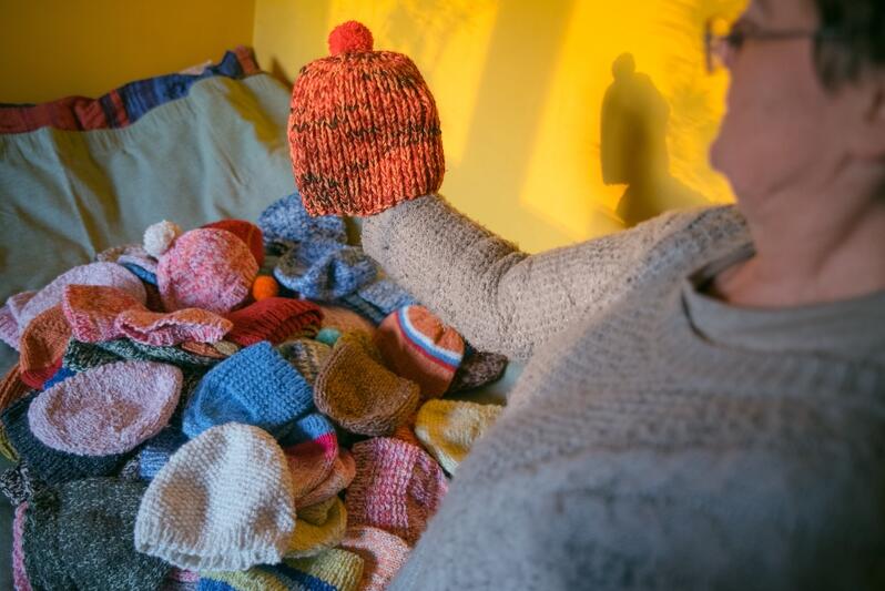 Sto czapek zrobionych na drutach przez gdańszczankę Annę Mąkini trafi do jednego z obozów dla uchodźców 