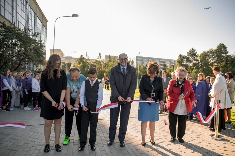 Otwarcia obiektu dokonali wspólnie nauczyciele, uczniowie, dyrekcja szkoły i prezydent miasta