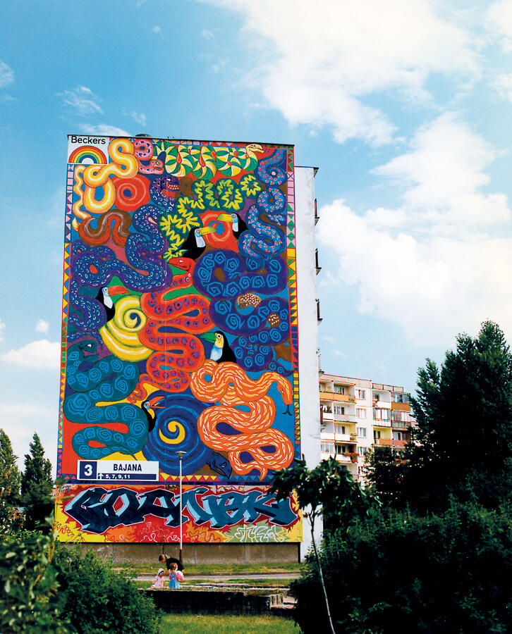Tukany - Rafała Roskowińskiego to jedna z dziesięciu prac namalowanych w ramach festiwalu na tysiąclecie Gdańska. Mural wprowadził kolor w betonową przestrzeń blokowiska.