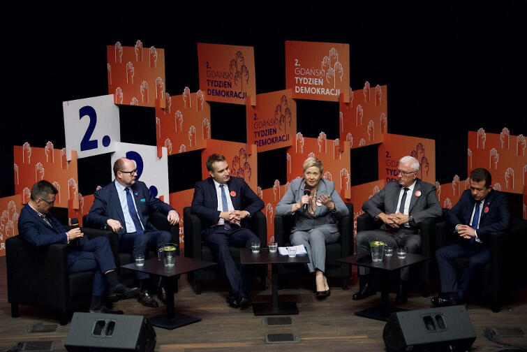 Debata samorządowa. Od lewej Mikołaj Chrzan (GW), Paweł Adamowicz, Mariusz Wiśniewski, Beata Klimek, Wadim Tyszkiewicz i Roman Smogorzewski