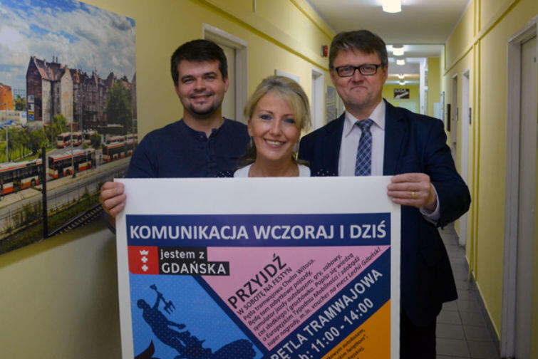 Pracownicy ZTM z plakatem promującym Gdański Tydzień Mobilności