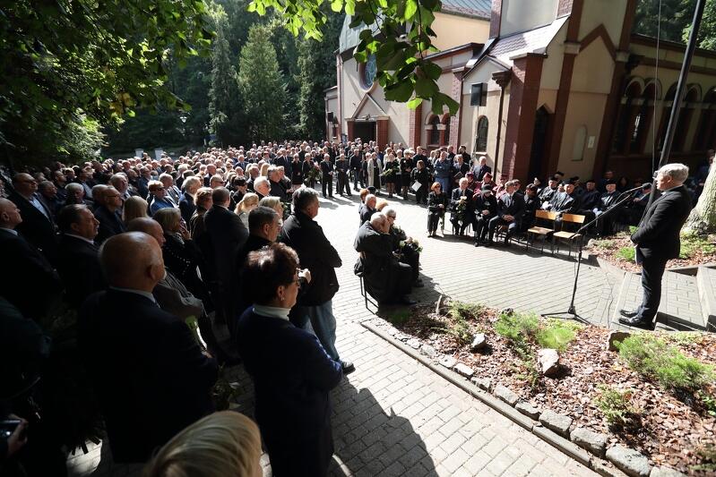 Przed kaplicą Cmentarza Komunalnego w Sopocie, gdzie rozpoczęła się ceremonia pogrzebowa, zmarłego prof. Jerzego Młynarczyka w swoich wystąpieniach wspominało kilkanaście osób